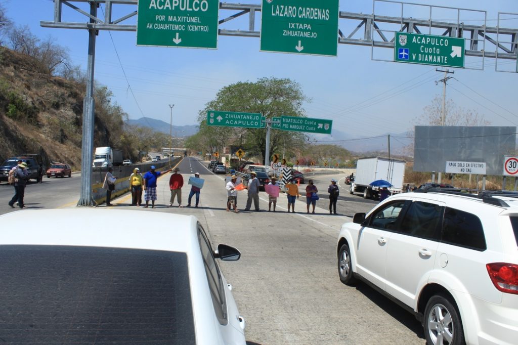 En Acapulco reactivan bloqueo en libramiento