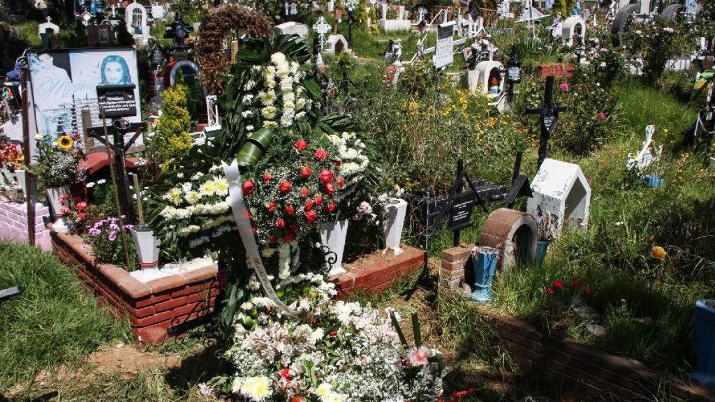 Al panteón de Las Cruces llega el Día de las madres