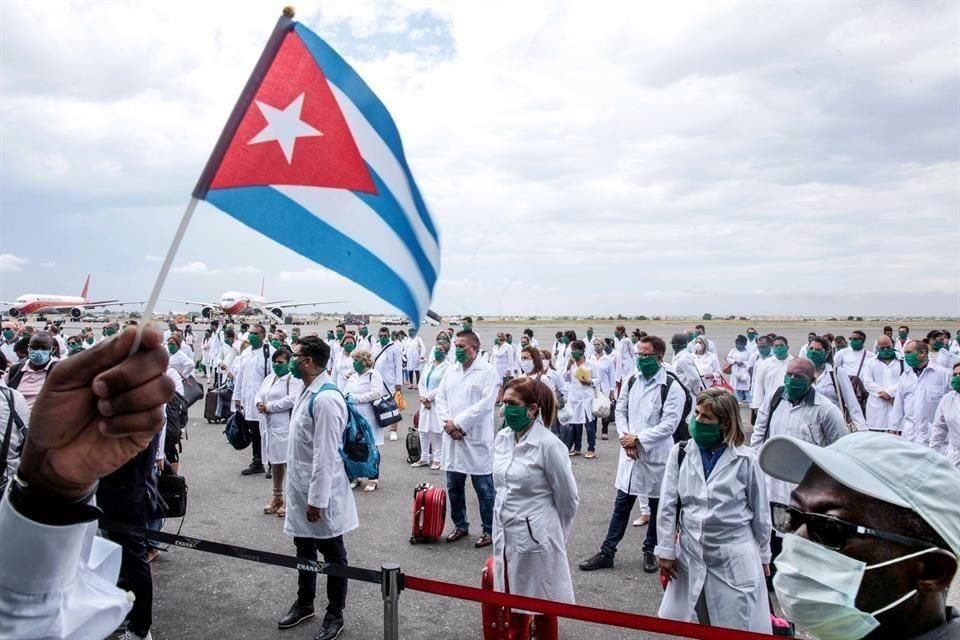 Vileza descalificar a médicos cubanos: AMLO