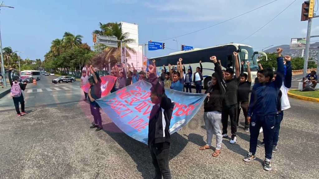 Normalistas de Ayotzinapa protestan en el Puerto de Acapulco