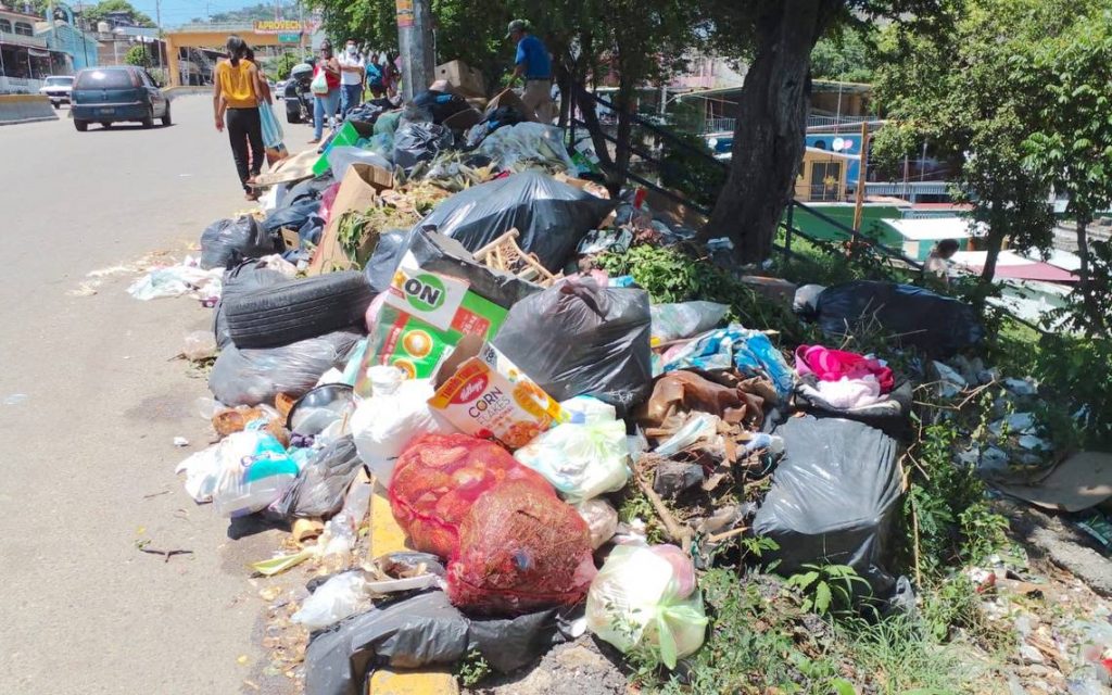 Acapulco lleno de montones de basura ante Visitantes