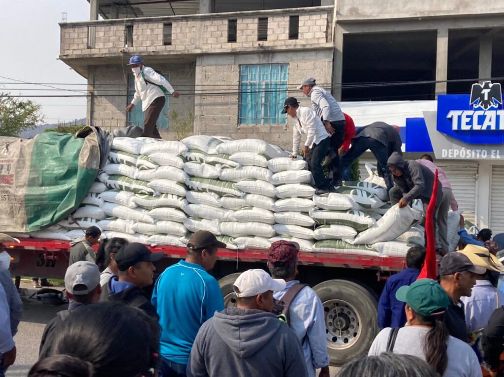 Campesinos de Chilapa, retienen los tráileres con fertilizante