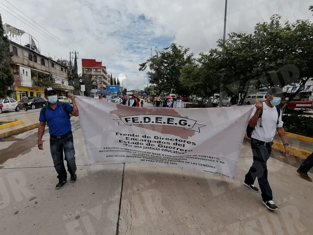 Maestros marchan en Chilpancingo para exigen claves y nombramientos