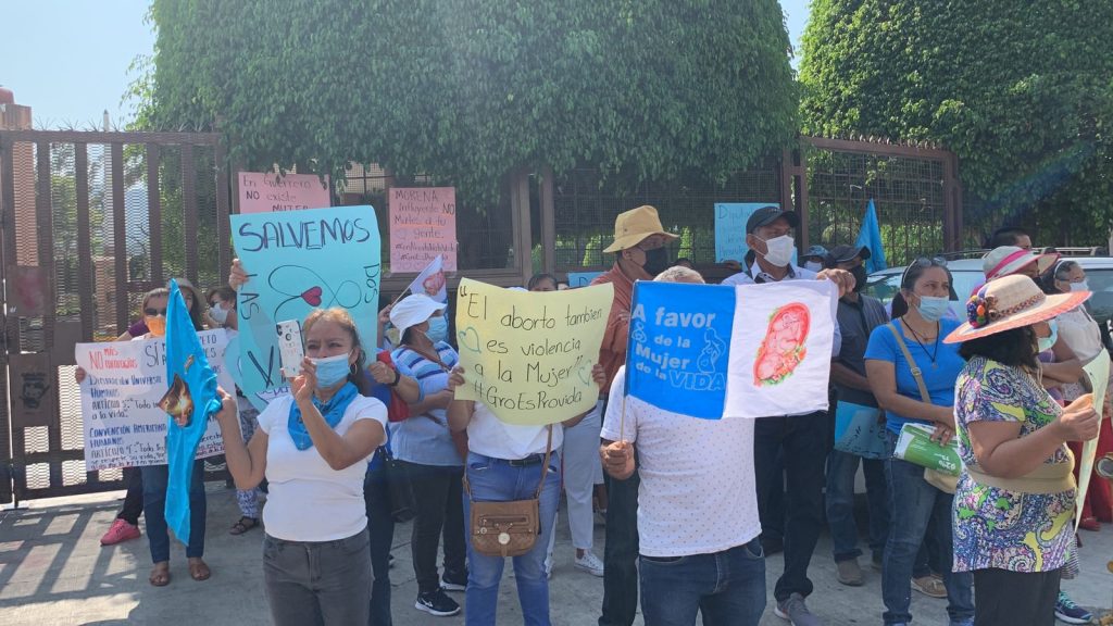 Integrantes del Frente Nacional por la Familia protestan en el Congreso