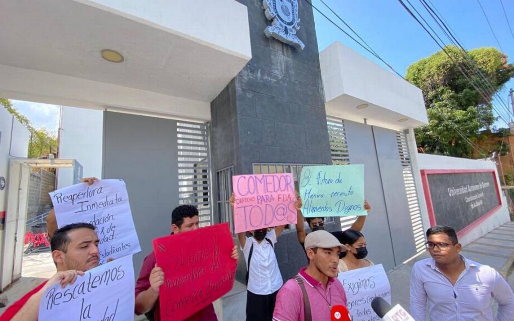 Se manifiesta en Acapulco estudiantes de la Uagro
