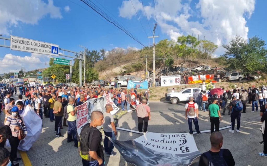 Normalistas bloquean 2 avenidas de Chilpancingo