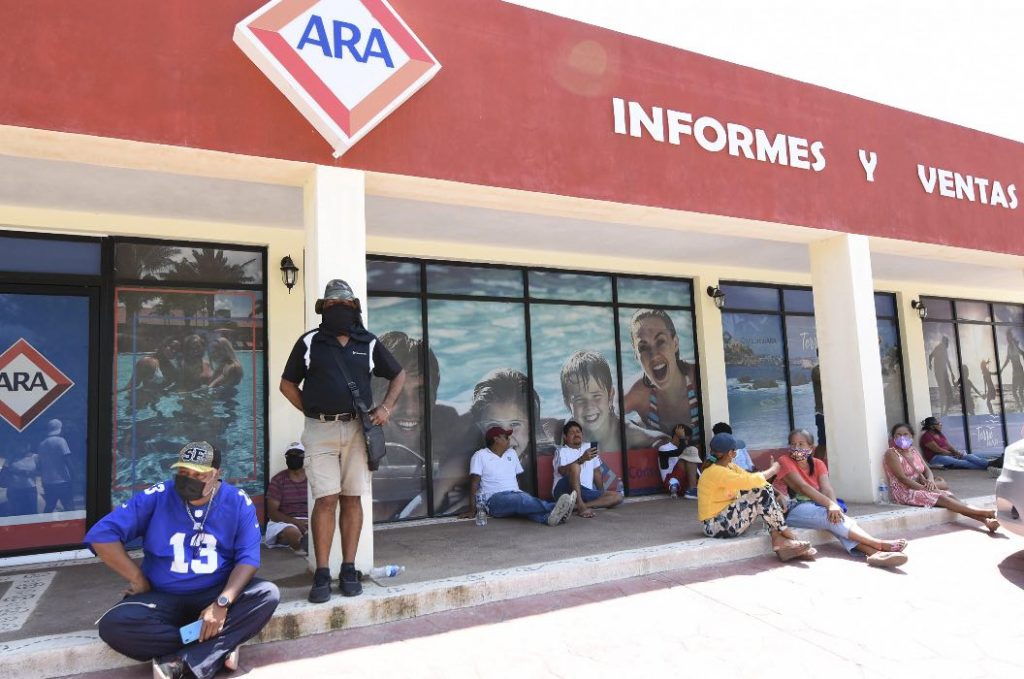 Plantón en Acapulco por habitantes del Fraccionamiento Real del Palmar