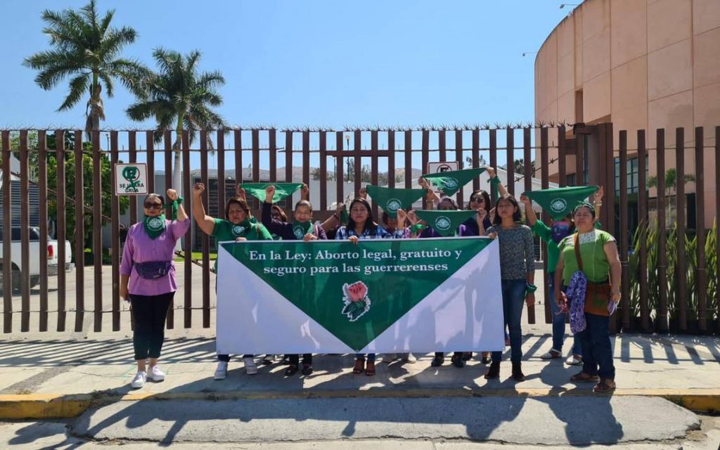 Se manifiestan en el Congreso grupos proveída y feministas