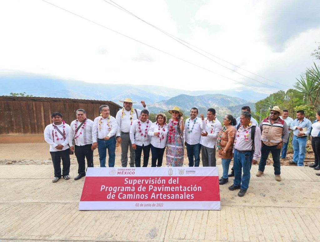 Evelyn Salgado supervisa la pavimentación artesanal