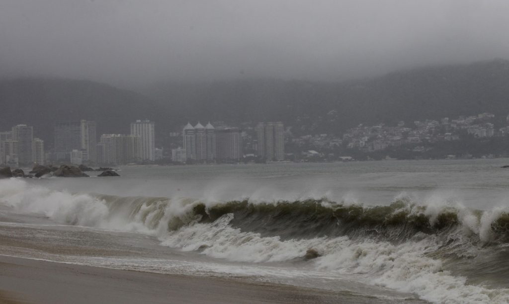 Zihuatanejo cierra el puerto a la navegación por Blas