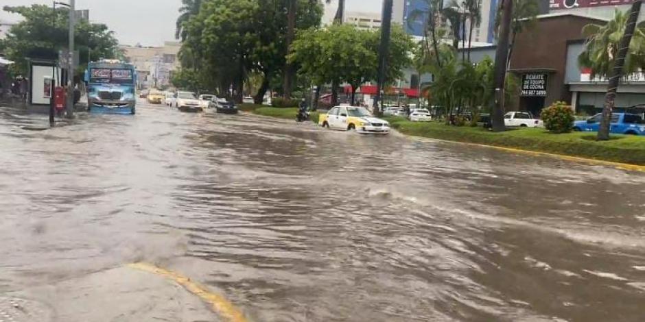 Blas provoca inundaciones y desbordamientos en Acapulco