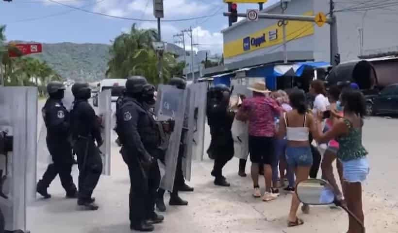 Detienen a 2 individuos por bloqueo en Acapulco