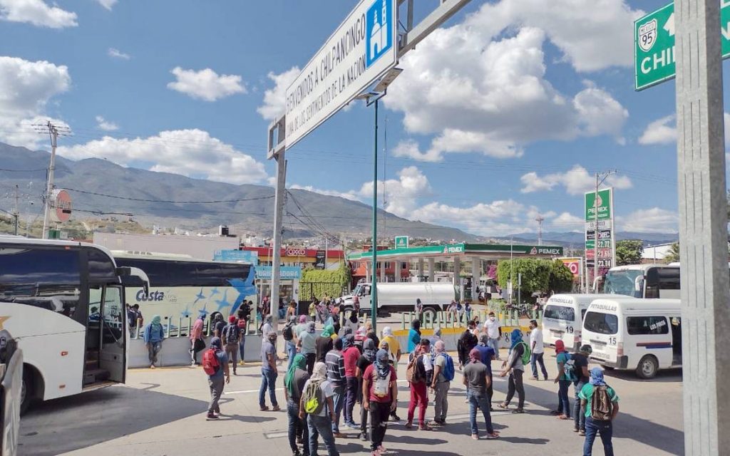 Bloqueo en Autopista del Sol por dos autobuses en Chilpancingo