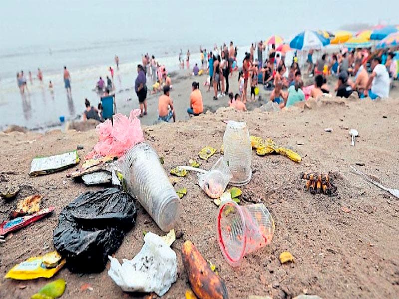 Abelina acusa a la Promotora de Playas de dejar basura en banquetas
