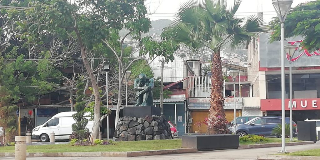En Chilpancingo derriban estatua de los Derechos Humanos