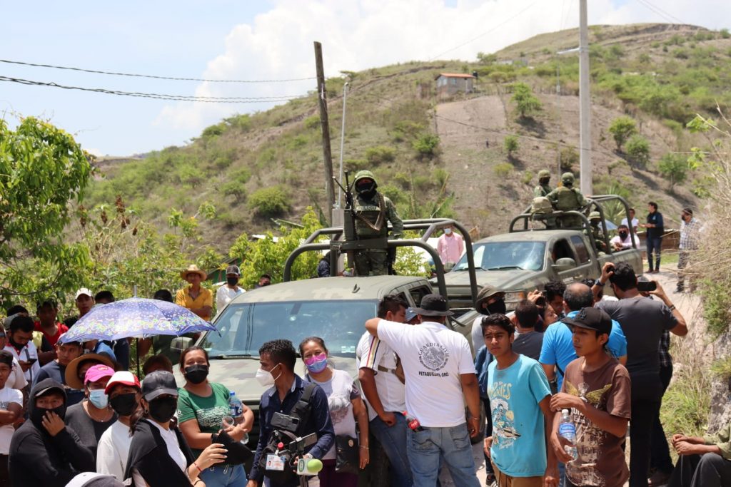 Convoy del Ejército es retenido por habitantes de Petaquillas