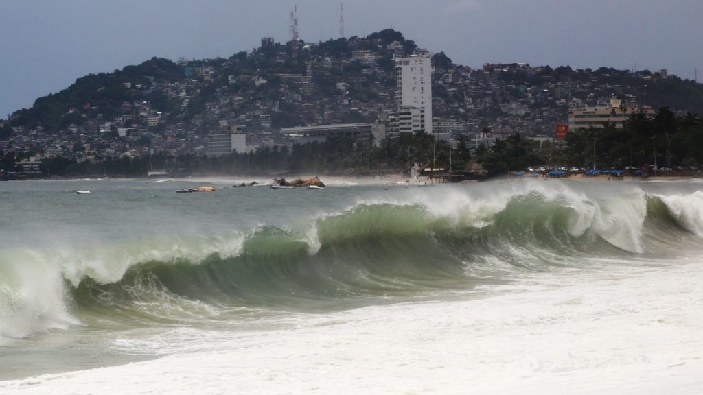 Acapulco cierra su puerto a la navegación ante posible ciclón