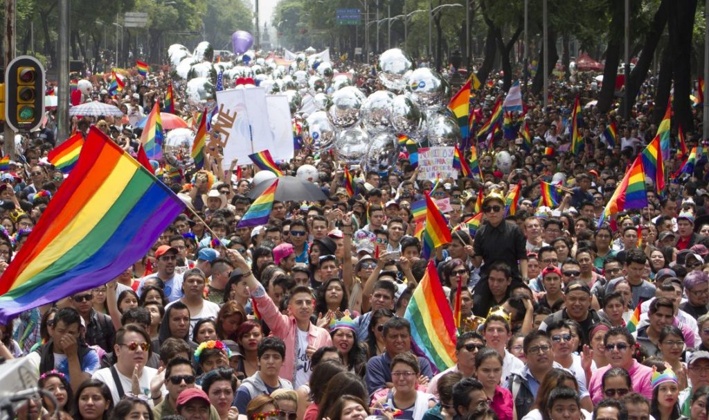 Dos mil personas asistieron en Acapulco a la marcha del orgullo gay