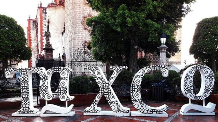 Padres de familia bloquean dos avenidas en Taxco
