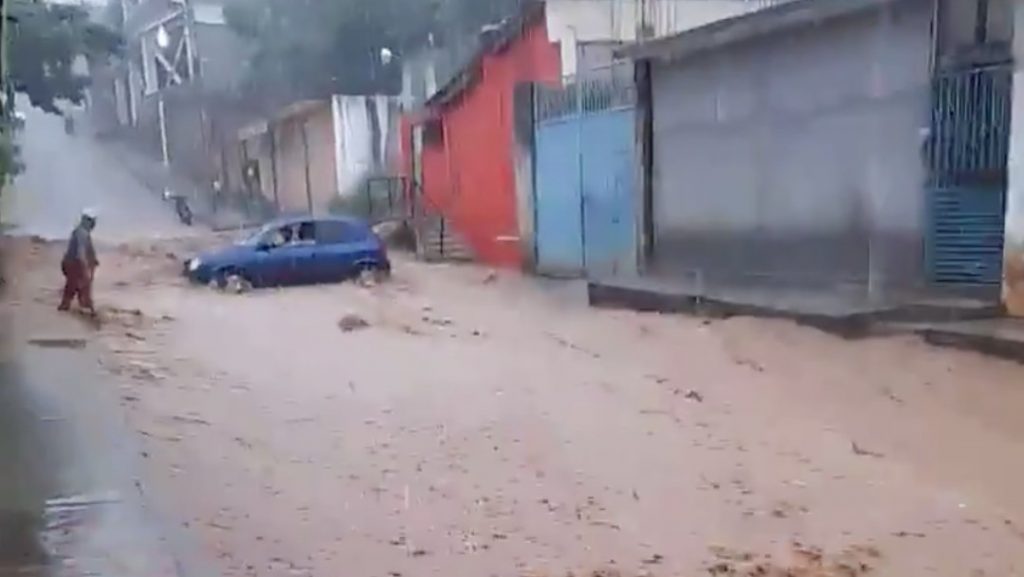 Sube nivel de agua por tormenta en Ometepec