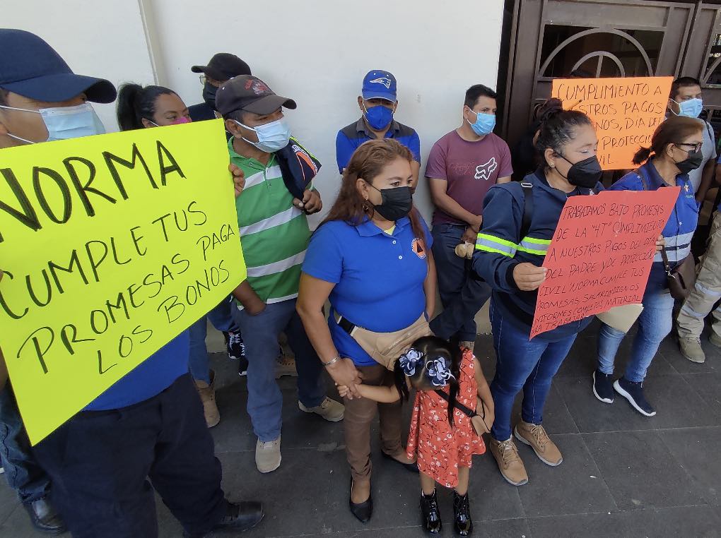 Elementos de Protección Civil protesta en Chilpancingo