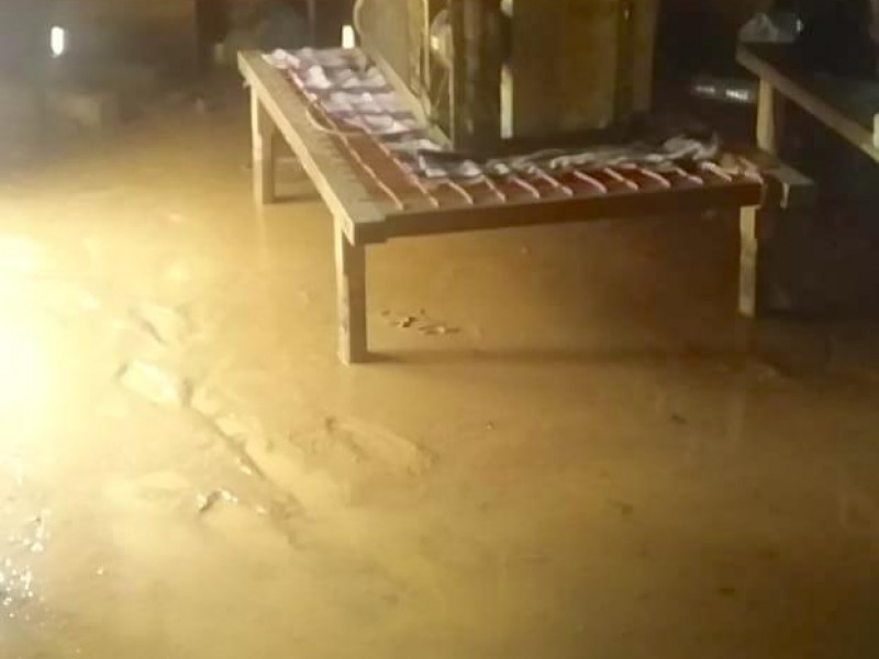 Inundadas 16 casas por el desborde de arroyos en San Luis Acatlán