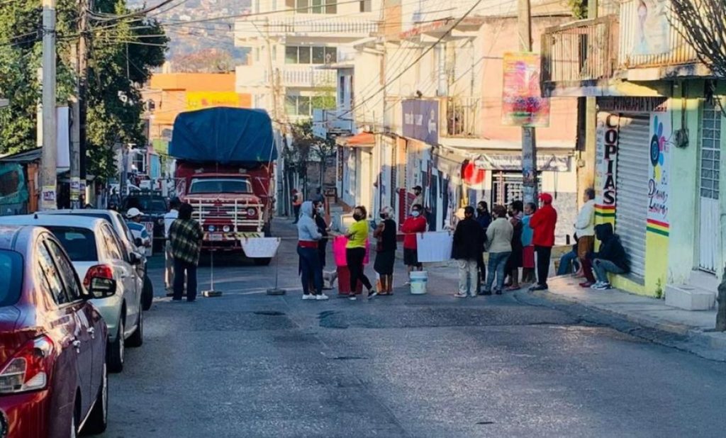 Bloquean libramiento a Tixtlan por falta de agua potable