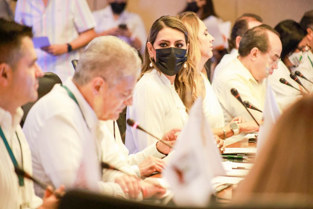 En segundo lugar de mejor gobernador se encuentra Evelyn Salgado