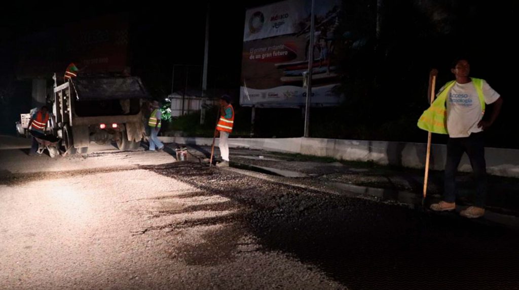 Maquinaria Pesada en la Escénica por Programa Bacheo Emergente