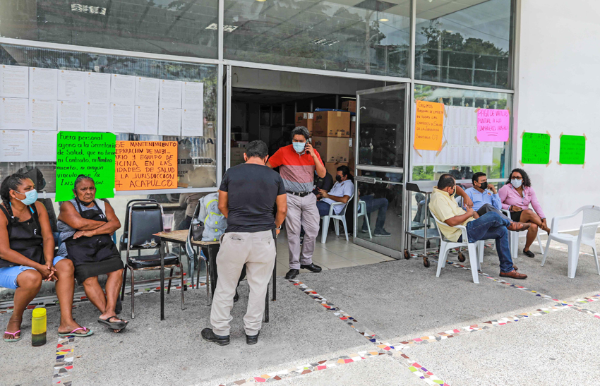 Trabajadores de salud de Acapulco protestan por malas condiciones laborales