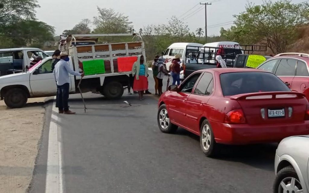 Bloquean la carretera Acapulco-Zihuatanejo en Atoyac