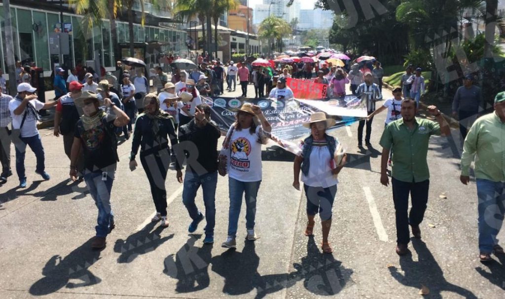 400 Maestros de la CETEG marchan en la Costera de