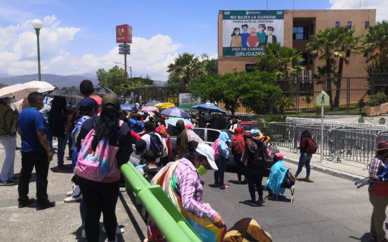 Integrantes del CETEG protestan en el Palacio de Gobierno