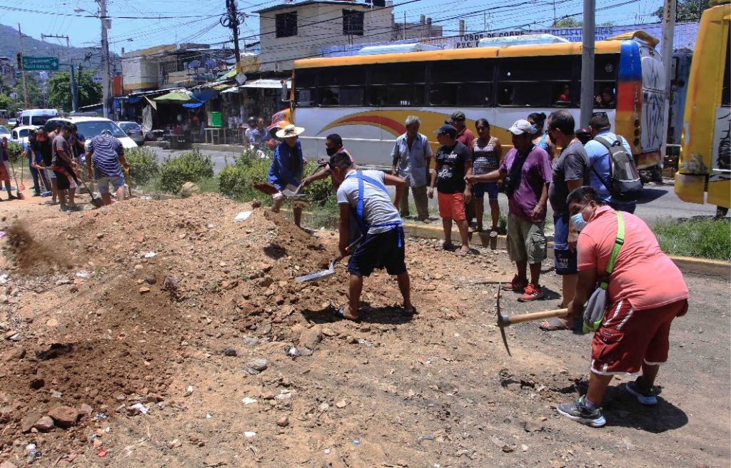 Comerciante reabren avenida Ruiz Cortines en Acapulco