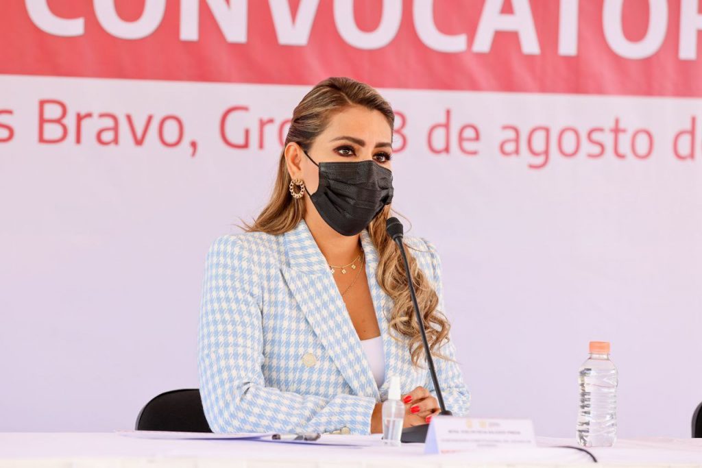 Evelyn Salgado entrega 34 millones de pesos a CAM Guerrero y Normales