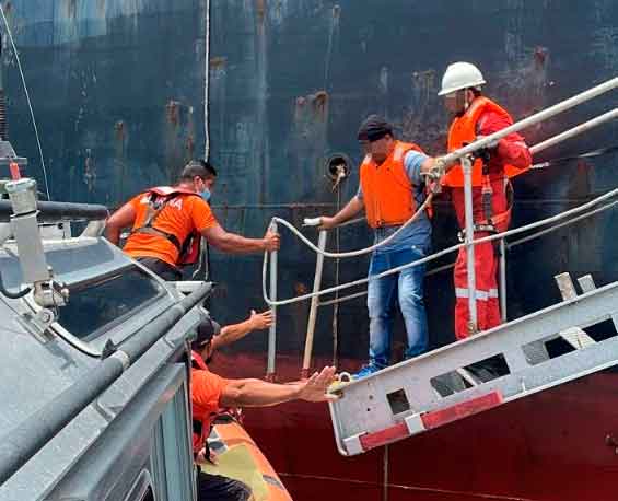 Elementos de la Marina auxilia a dos personas en Acapulco