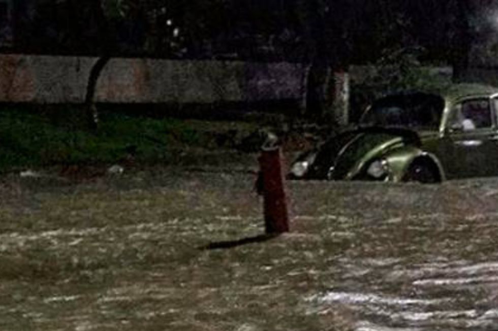 Fuerte lluvia afecta a automovilistas en el Centro de Zihuatanejo