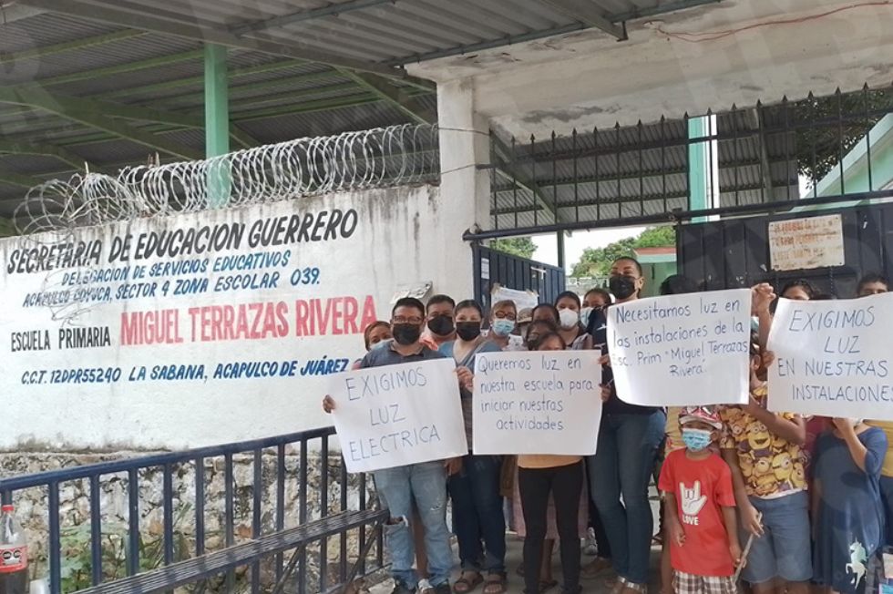 Protestan padres de familia de la escuela primaria Miguel Terrazas Rivera