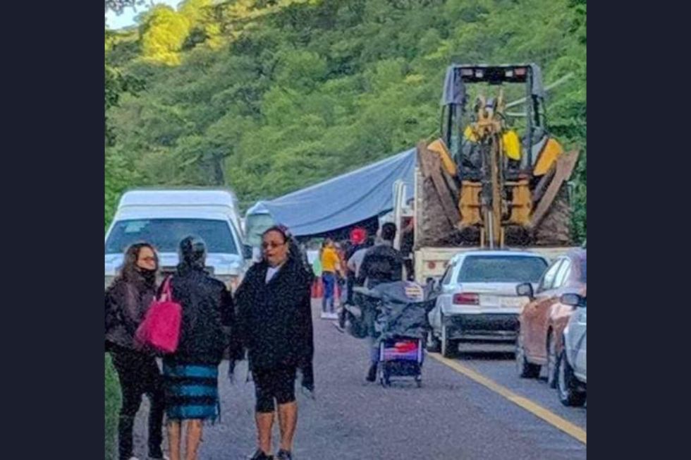 Por mala calidad de obras en caminos, realizan bloqueo carretero en Tlapa
