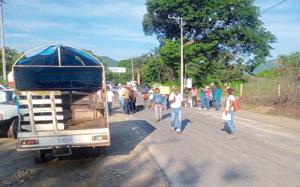 Maestros bloquean la carretera Tierra Colorada-Cruz Grande, Tecoanapa