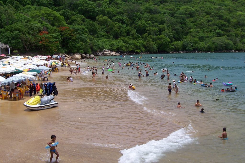 Las lluvias causan contaminación en las playas de Acapulco