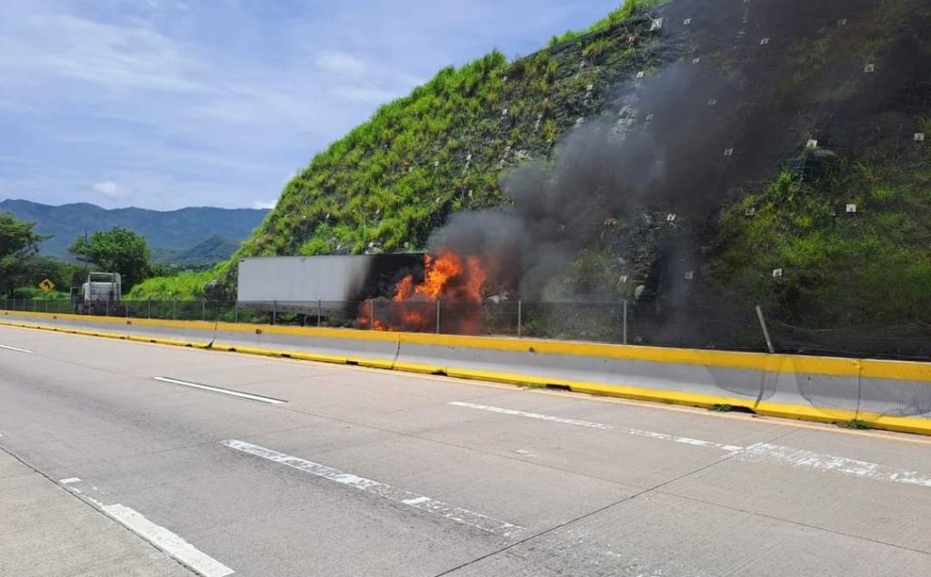 En la Autopista del Sol se incendia caja de tráiler