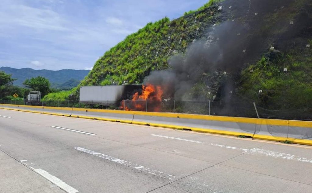 En la Autopista del Sol se incendia caja de tráiler
