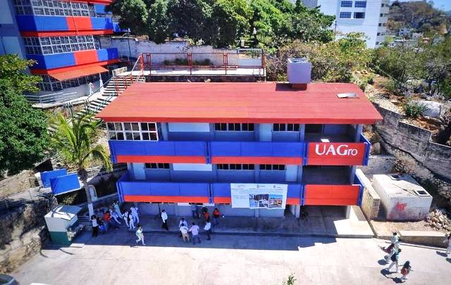 Jóvenes rechazados de la Uagro de Acapulco protestan