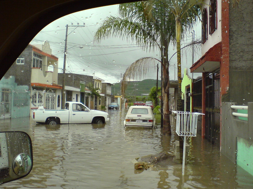Se desborda por la lluvia el río de Jale de la ciudad de Tlapa