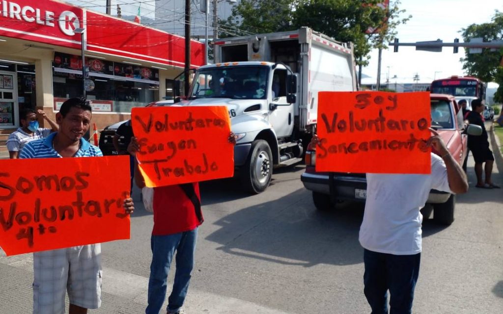 Trabajadores voluntarios de Saneamiento bloquean la Cuauhtémoc en Acapulco