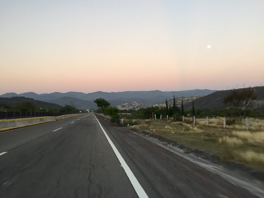 En Acapulco bloquean la carretera Y Griega-Las Cruces por reconstrucción de escuela