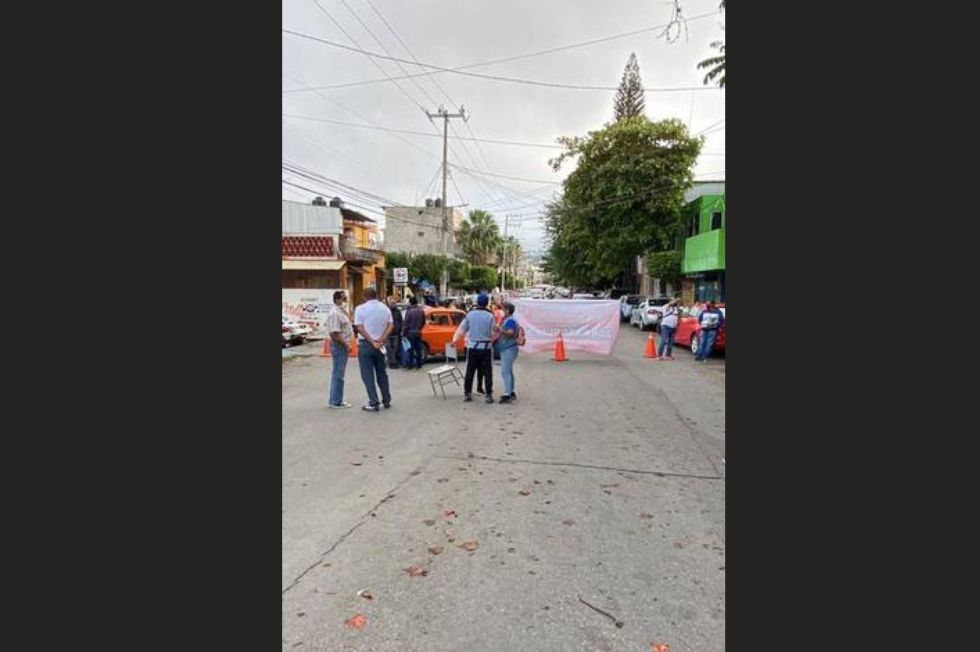 Maestros bloquean avenida en Chilpancingo
