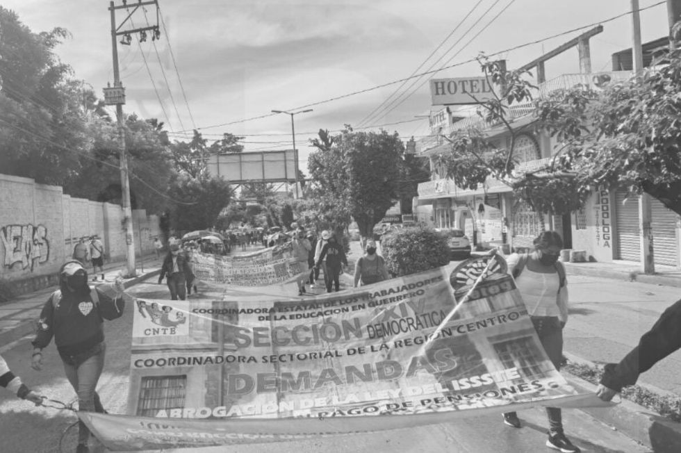 Integrantes de la CETEG realizan bloqueo en Chilpancingo