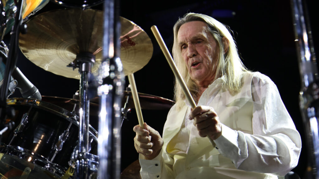 Esta imagen tiene un atributo ALT vacío; su nombre de archivo es Legendary-Iron-Maiden-drummer-Nicko-McBrain-performs-at-the-Mountbatten-Festival-of-Music-080324-CREDIT-MOD-1024x576.jpg